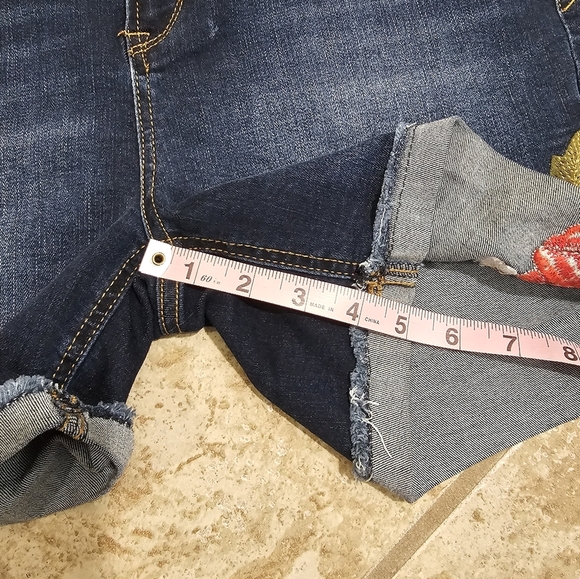 Kensie Womens Size 10 Denim Shorts Dark Wash Floral Rose Cutoff Statement Y2K - Picture 5 of 7